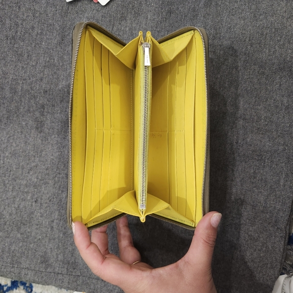 Celine Zipped Wallet. - Picture 3 of 12